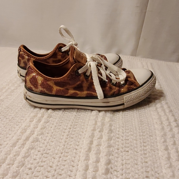 giraffe converse shoes